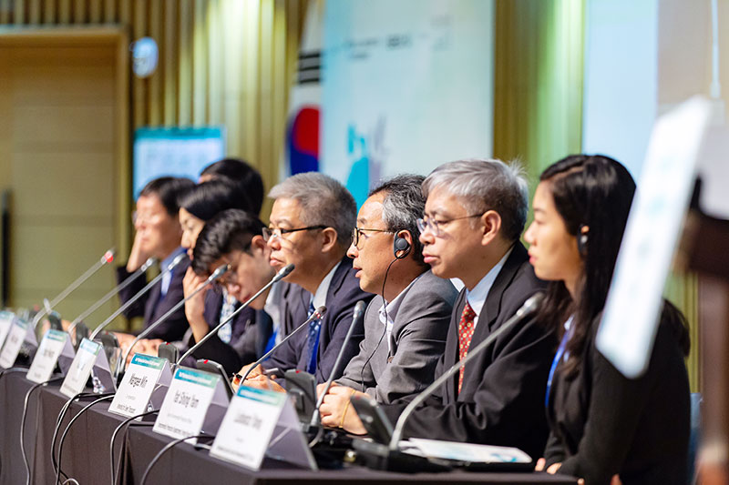 During the first session, representatives from Seoul, Tokyo, Beijing and Hong Kong shared their experience and thoughts on reducing vehicle emissions.